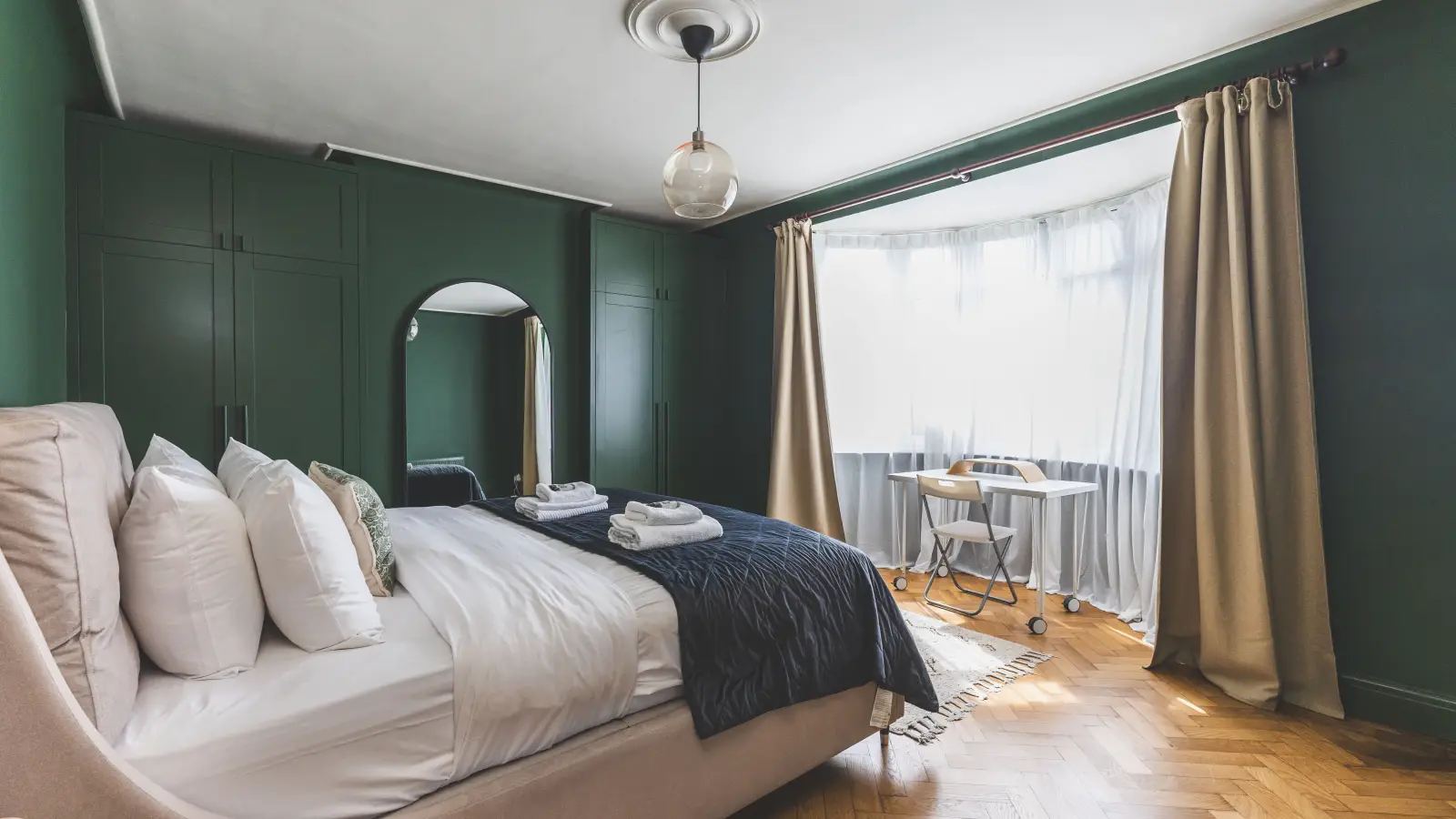 Flat Curzon Crescent in Greater London