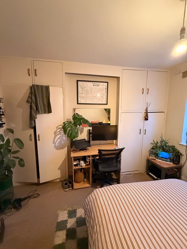 Room Strathmore Road in Bristol