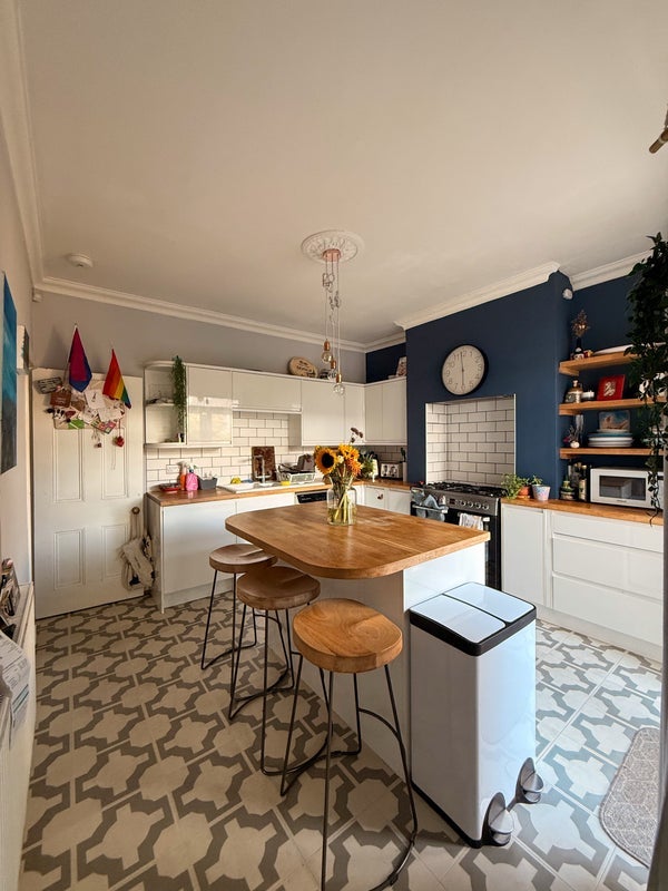 Room Strathmore Road in Bristol