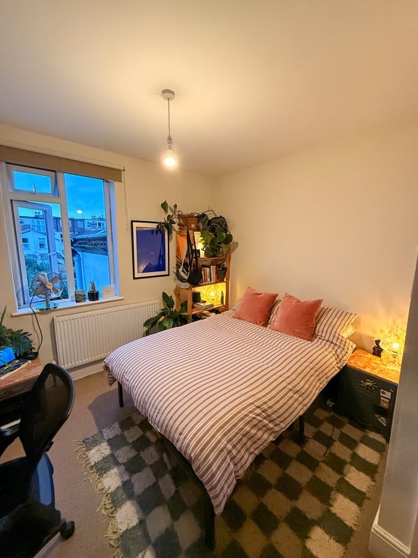Room Strathmore Road in Bristol