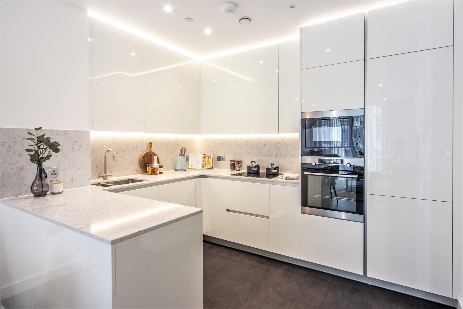 Flat Ponton Road in Greater London