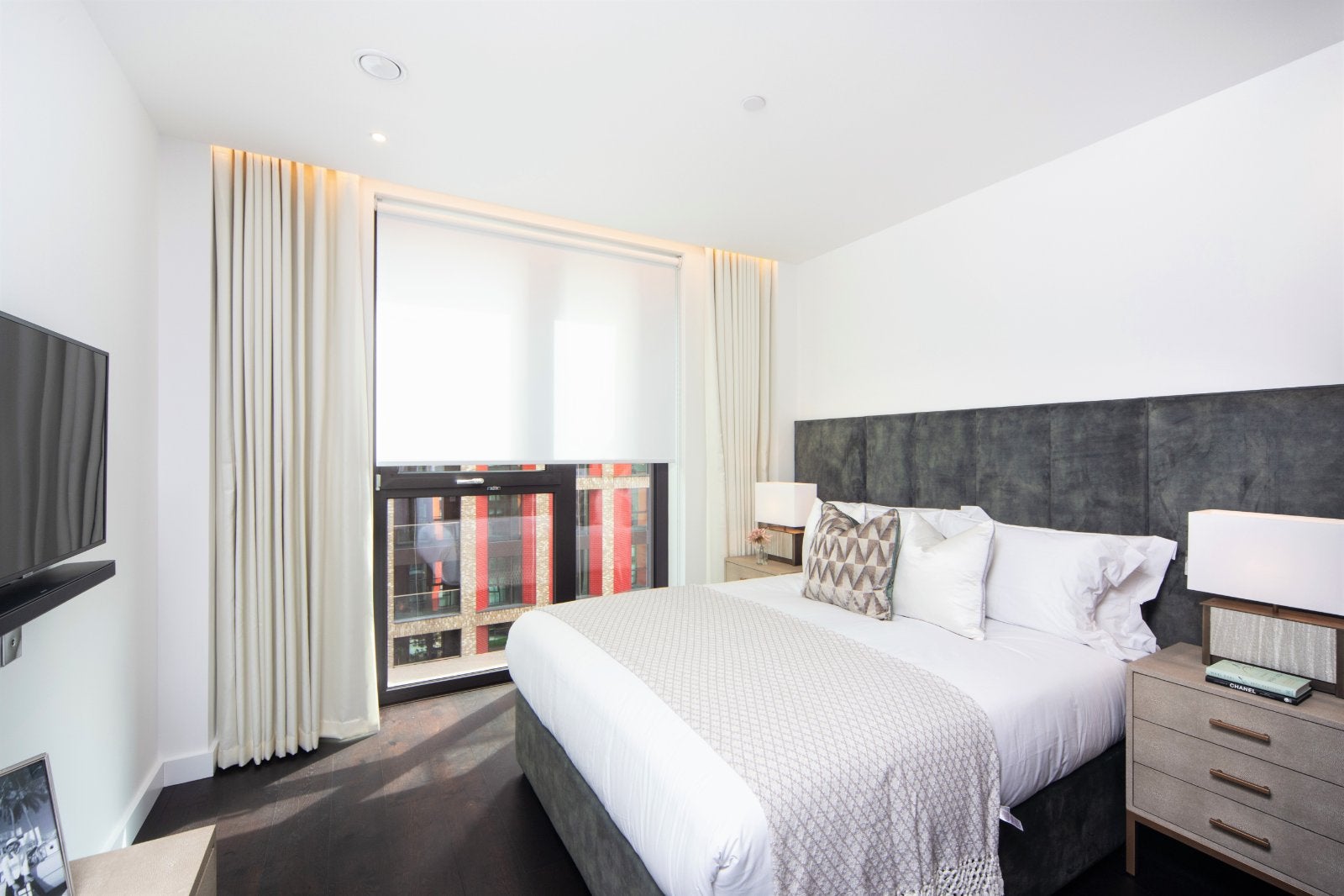 Flat Ponton Road in Greater London