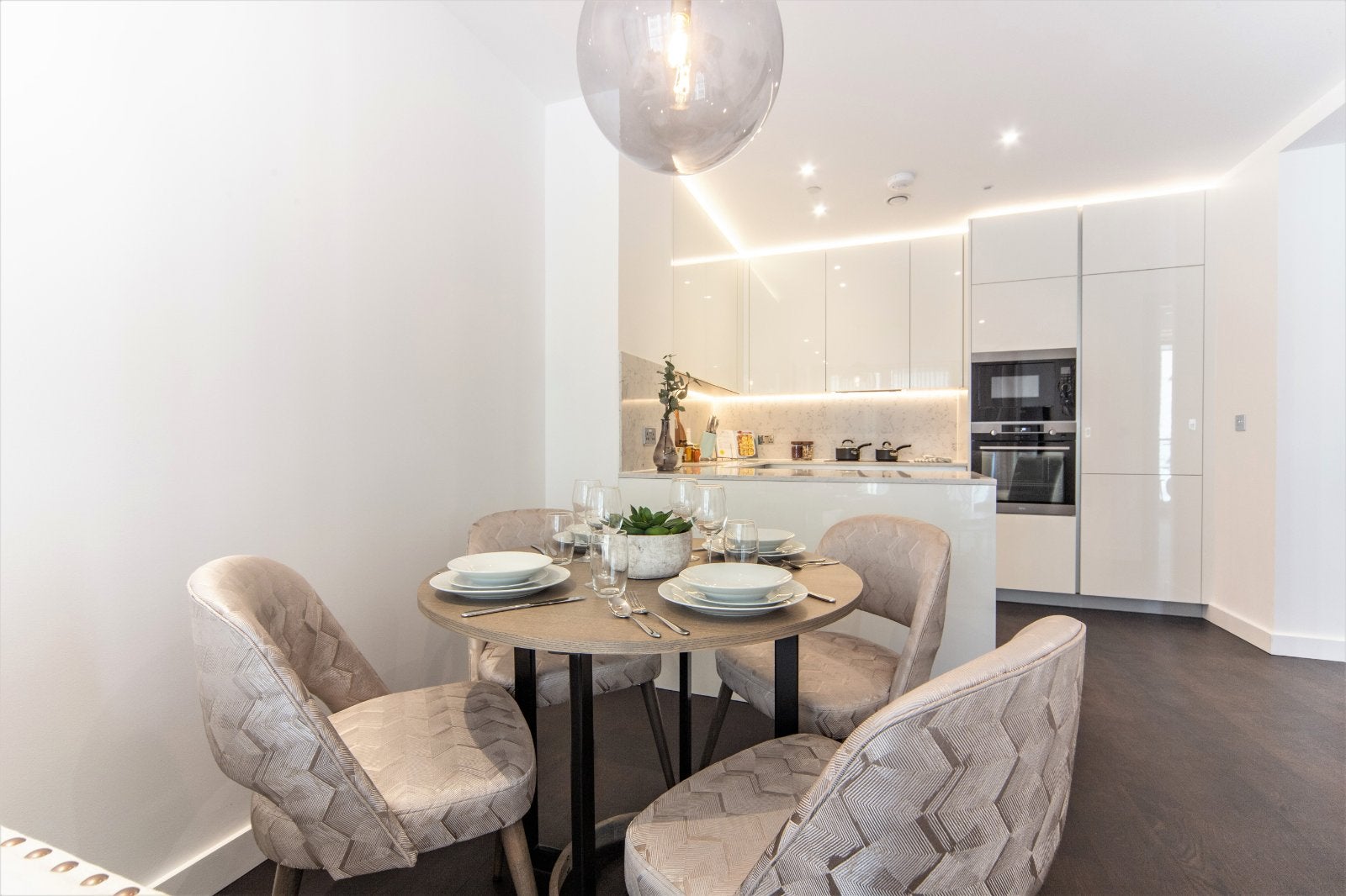 Flat Ponton Road in Greater London