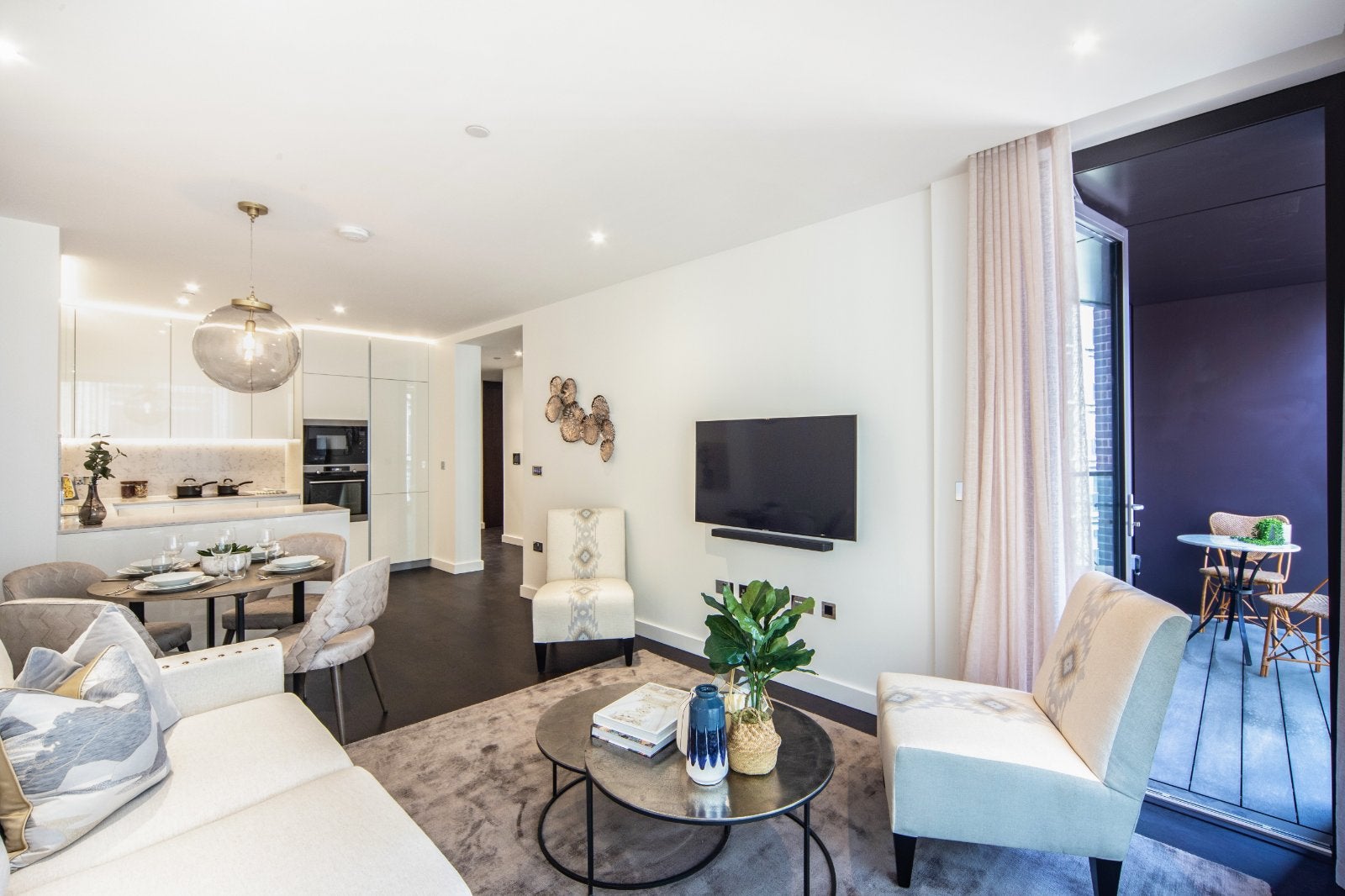 Flat Ponton Road in Greater London