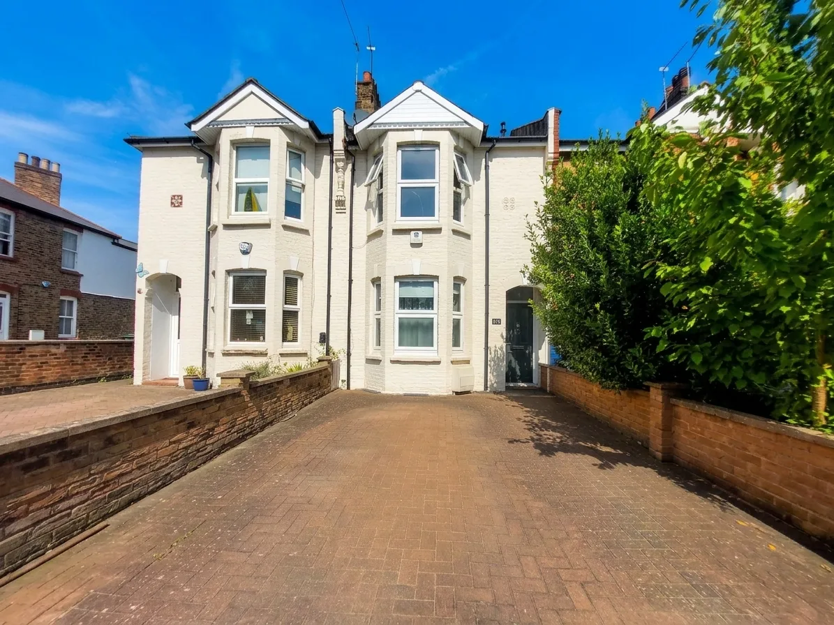 House Squires Lane in Greater London