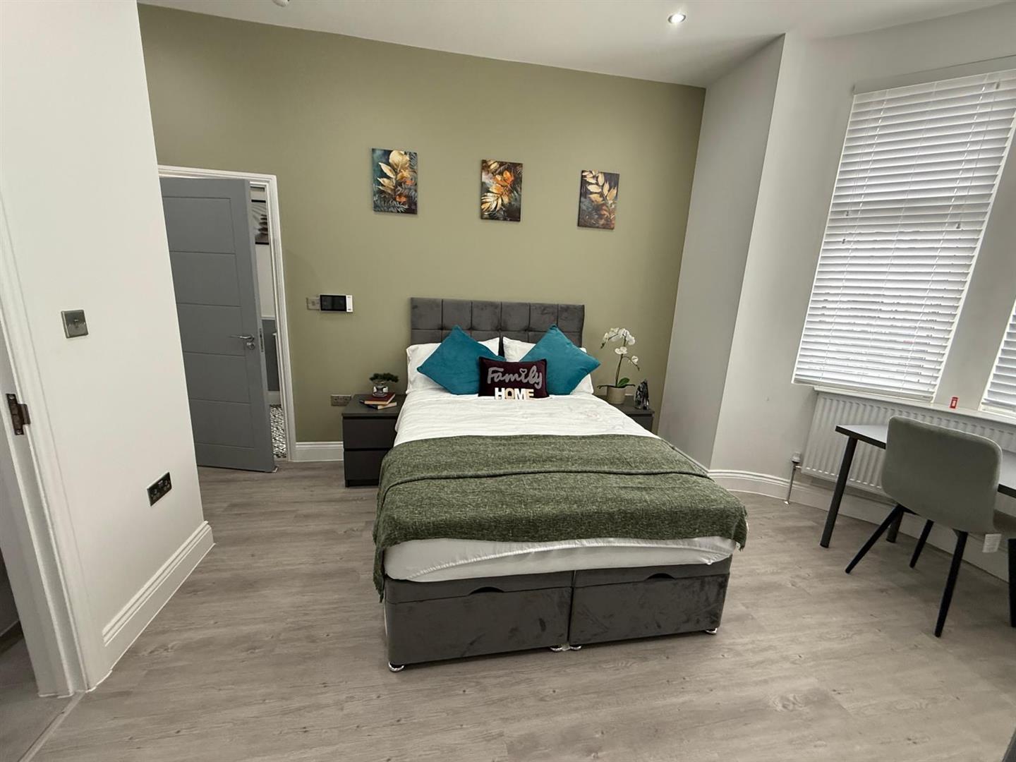 Flat Maplehurst Close in Greater London