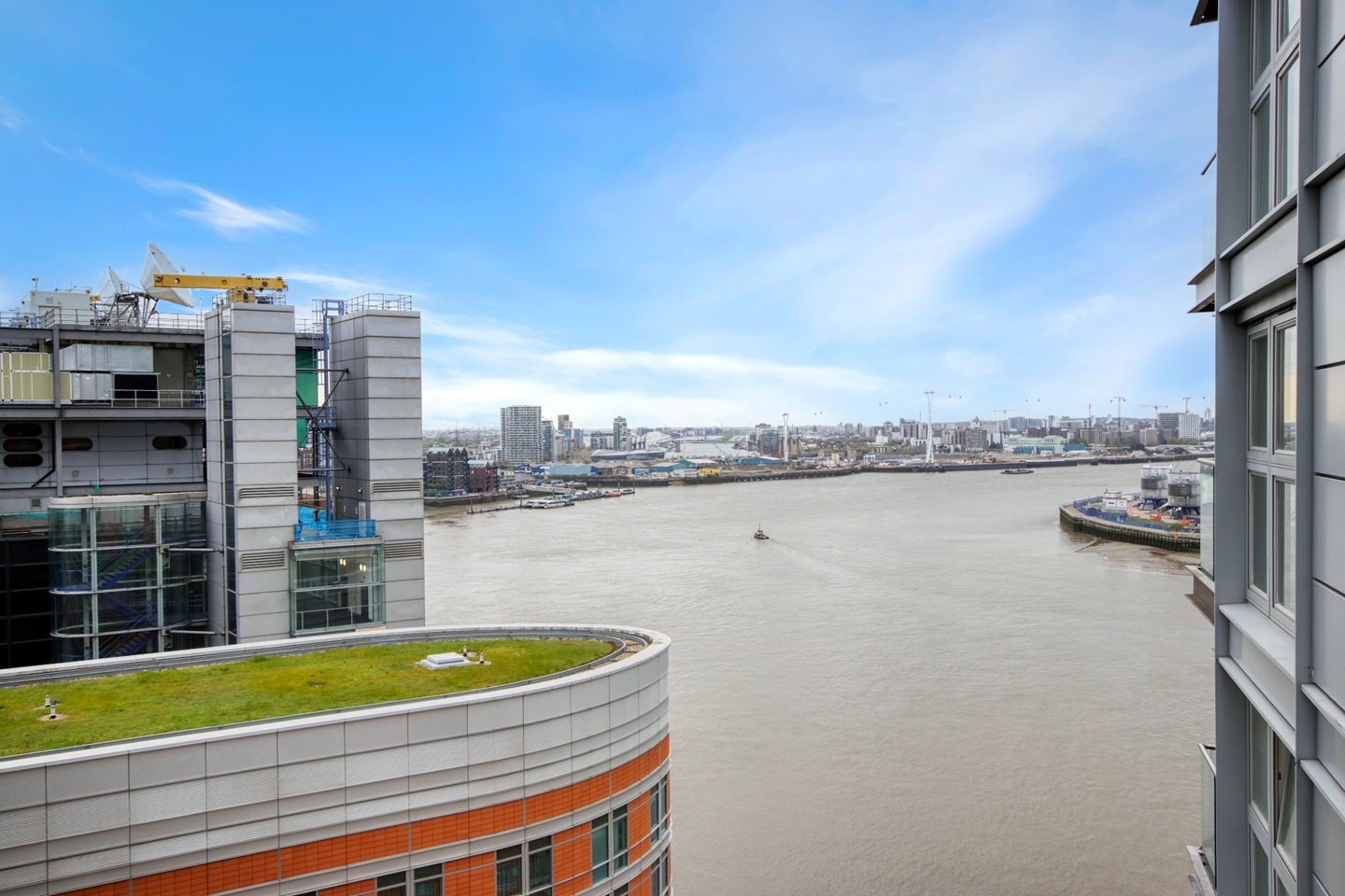 Flat Fairmont Avenue in Greater London