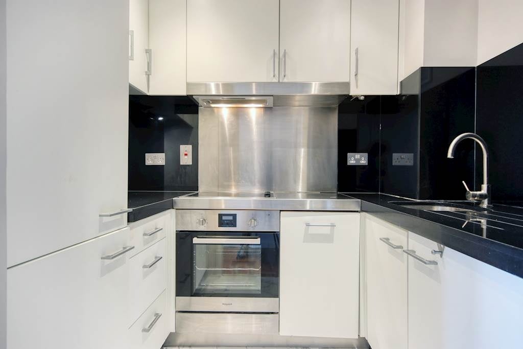 Flat Fairmont Avenue in Greater London