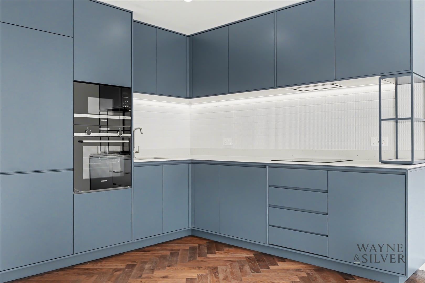 Flat Ribbon Lane in Greater London