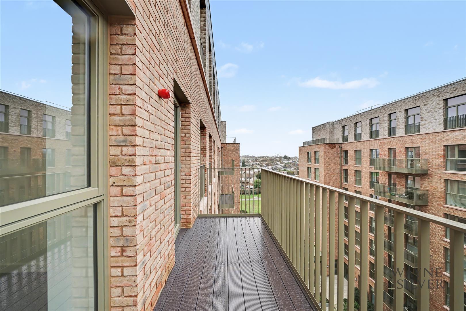 Flat Ribbon Lane in Greater London