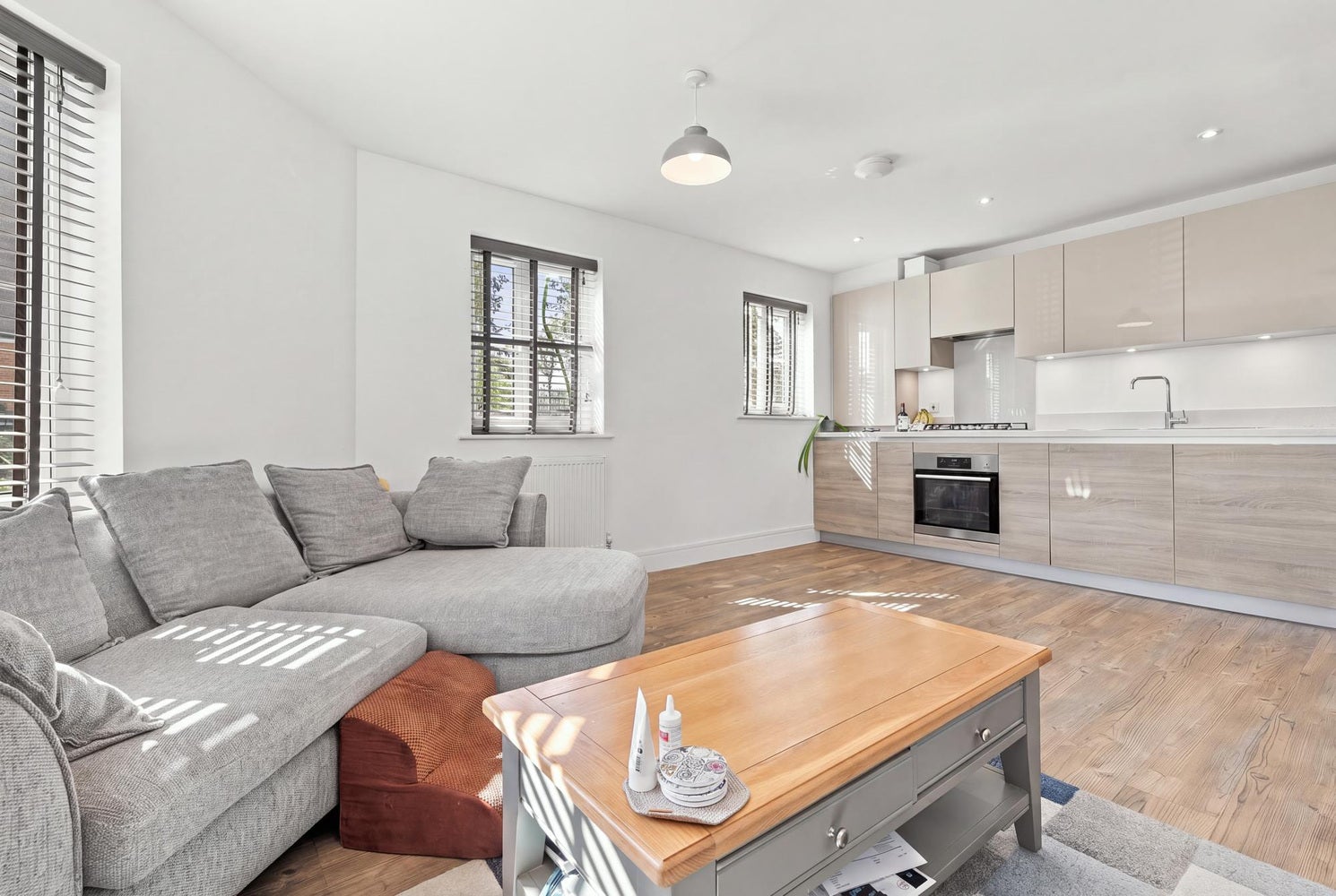 Flat Five Oaks Lane in London