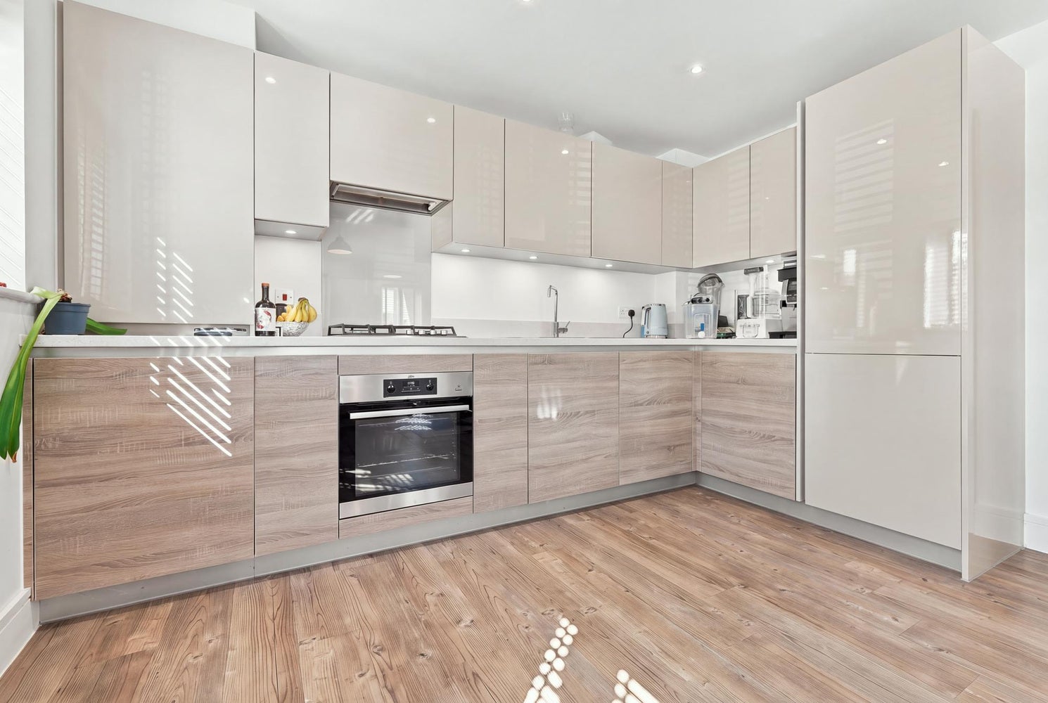 Flat Five Oaks Lane in London