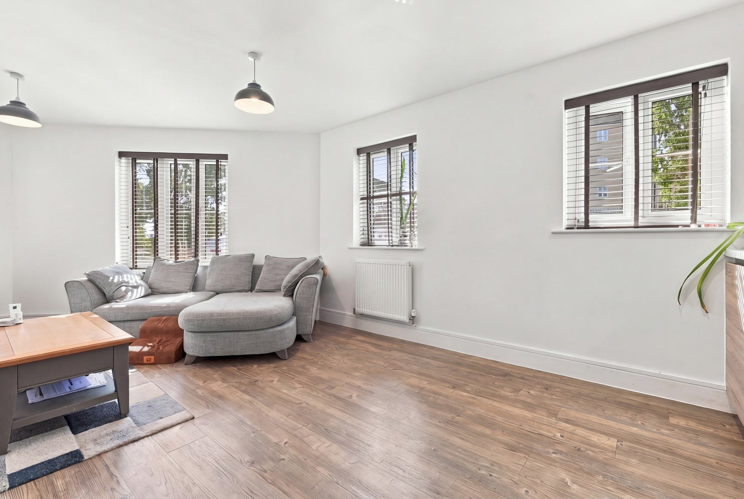 Flat Five Oaks Lane in London