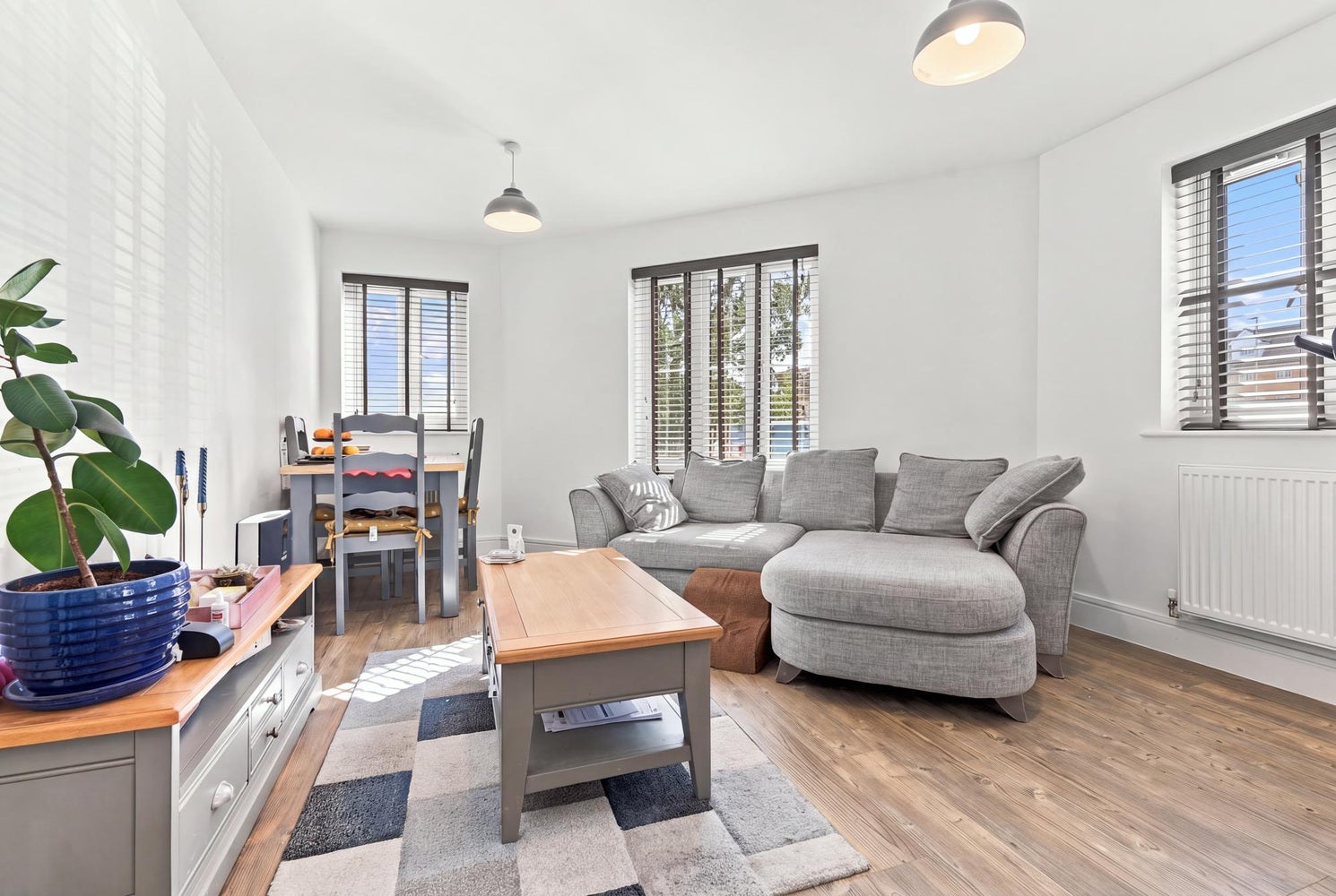 Flat Five Oaks Lane in London