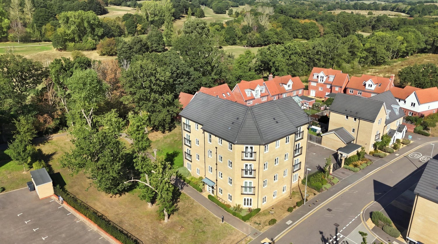 Flat Five Oaks Lane in London
