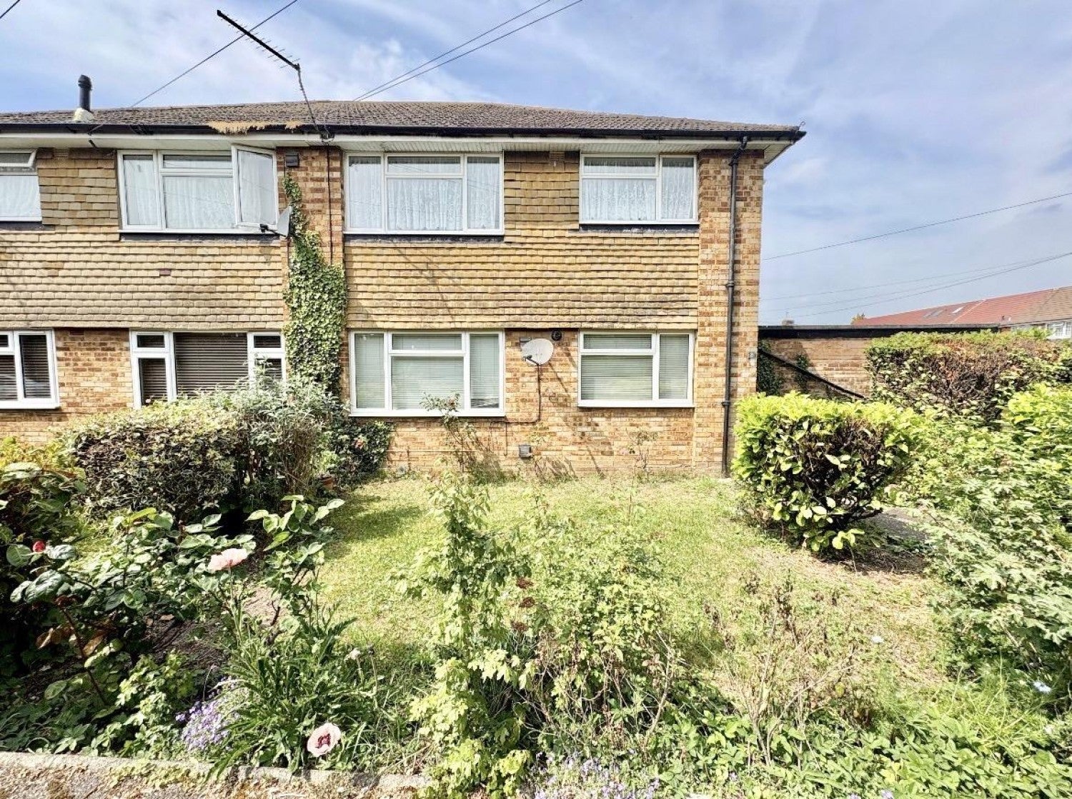 Flat Cranford Lane in Greater London