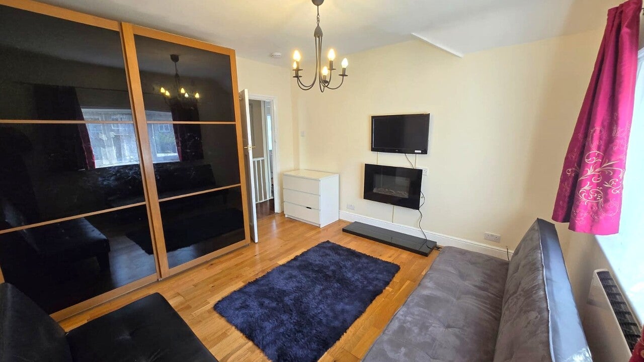 Flat Greenford Road in London