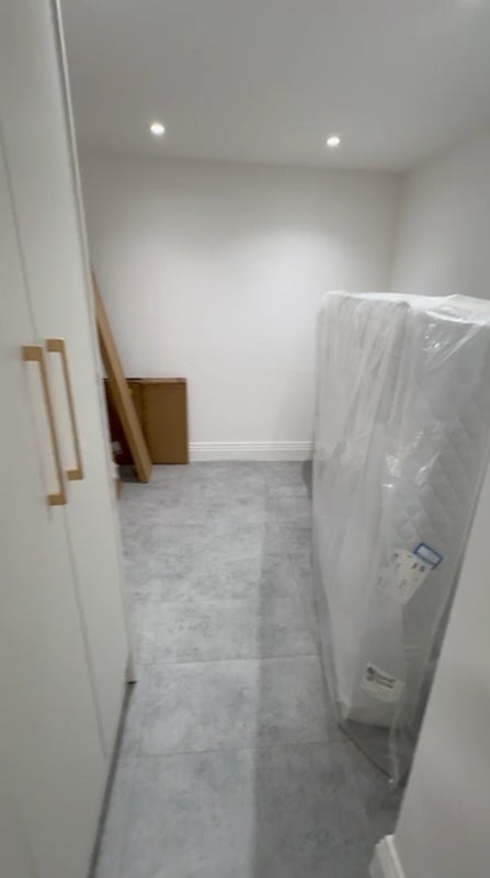 Room Weekes Drive in Slough