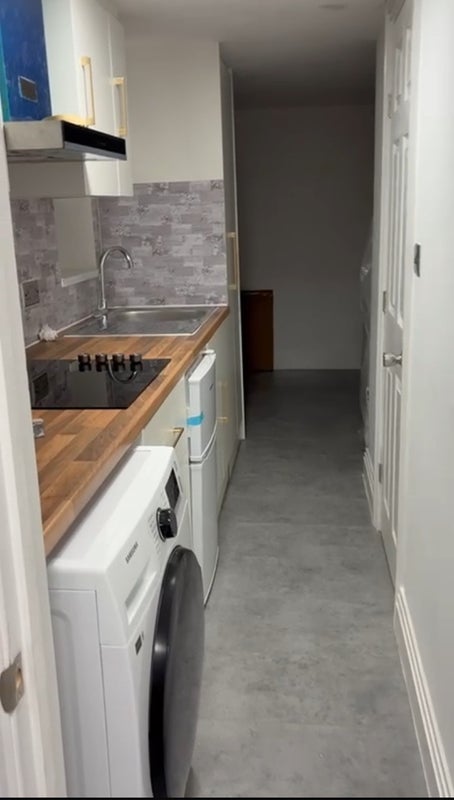 Room Weekes Drive in Slough