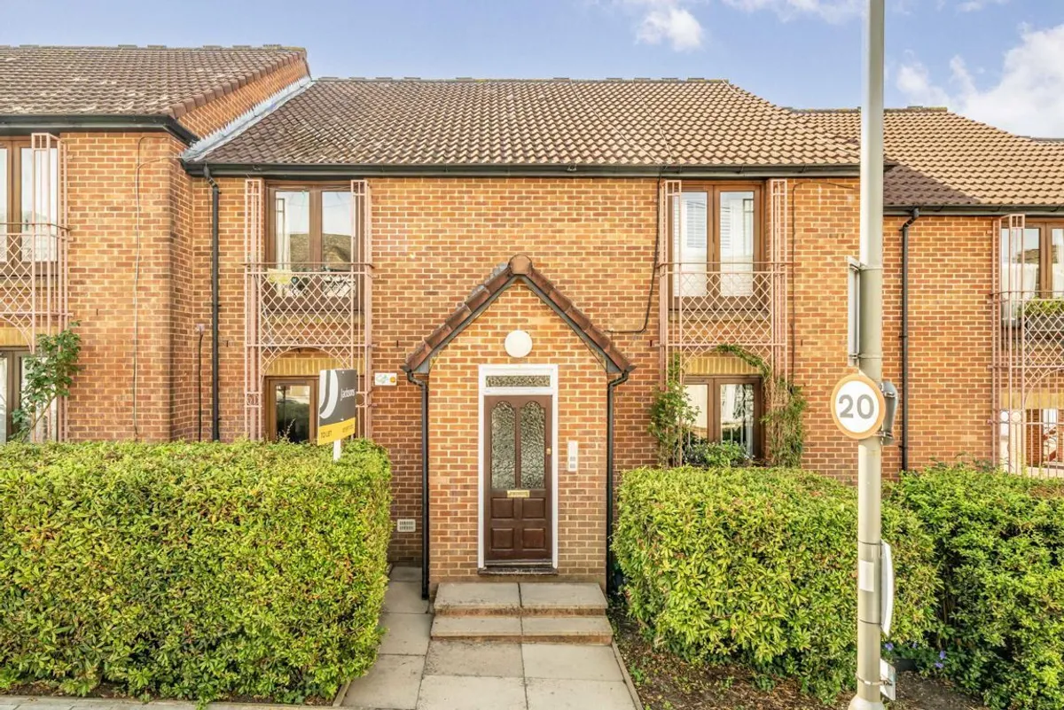 Flat Aslett Street in Greater London