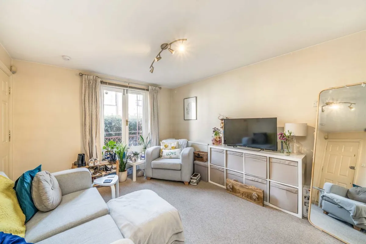 Flat Aslett Street in Greater London