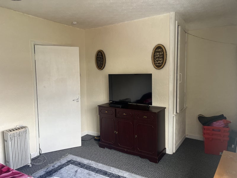 Room Tottenham Crescent in Birmingham