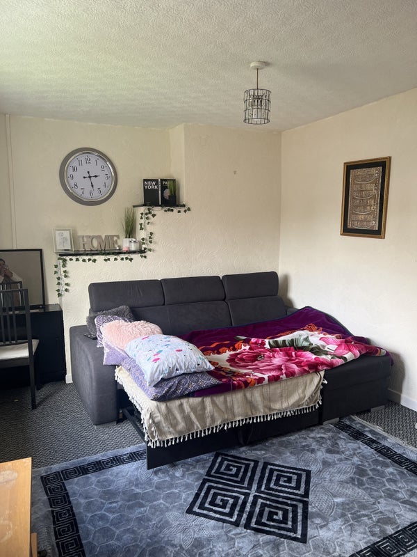 Room Tottenham Crescent in Birmingham