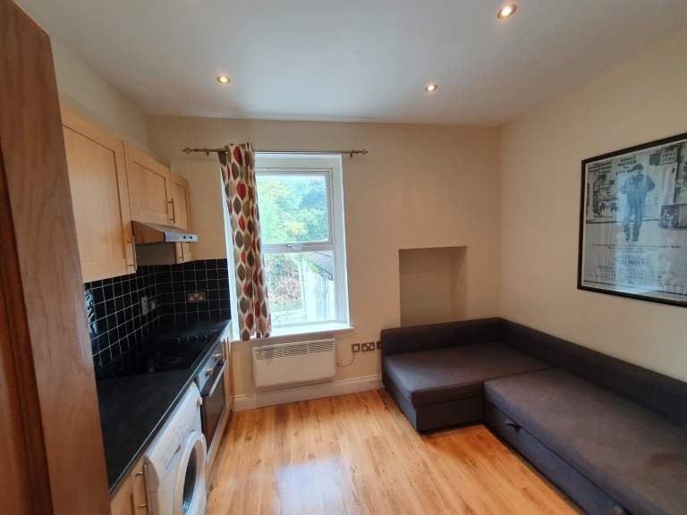 Flat Brownhill Road in Greater London
