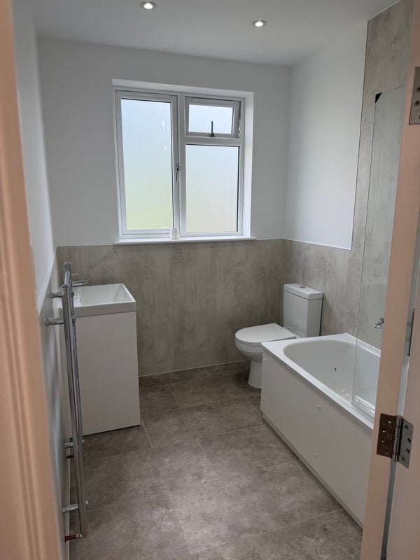 Room Bramley Road in Greater London