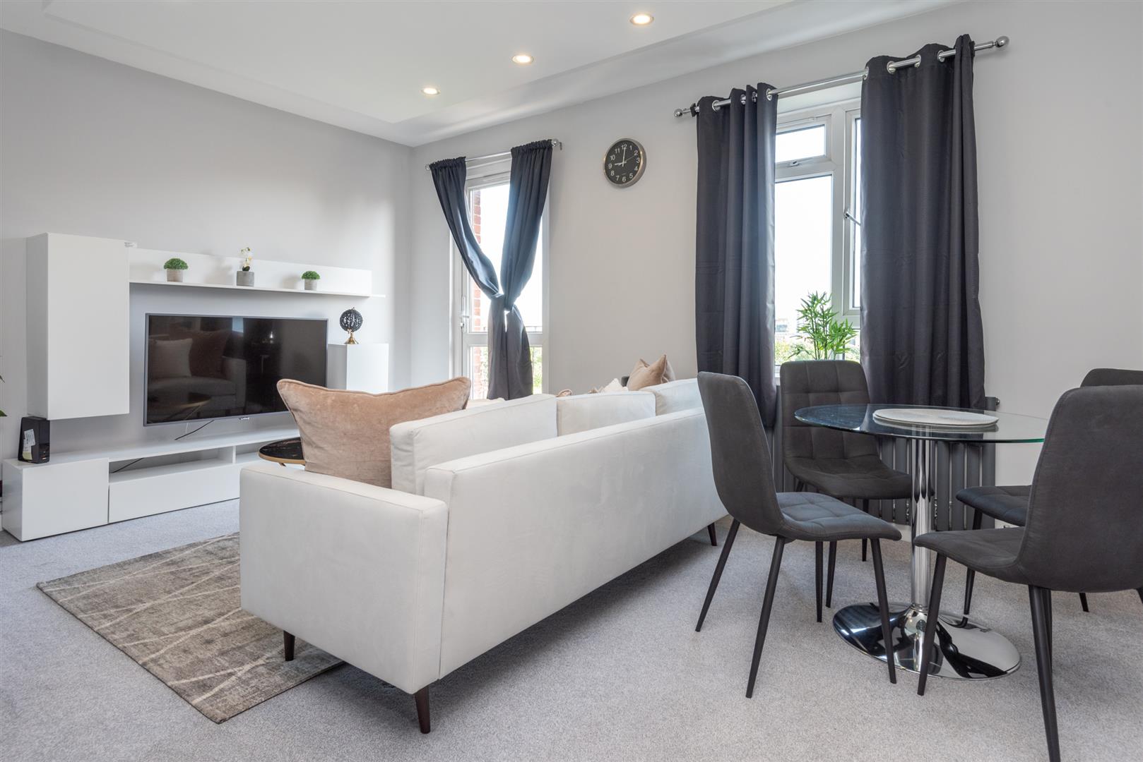 Flat Crowndale Road in Greater London