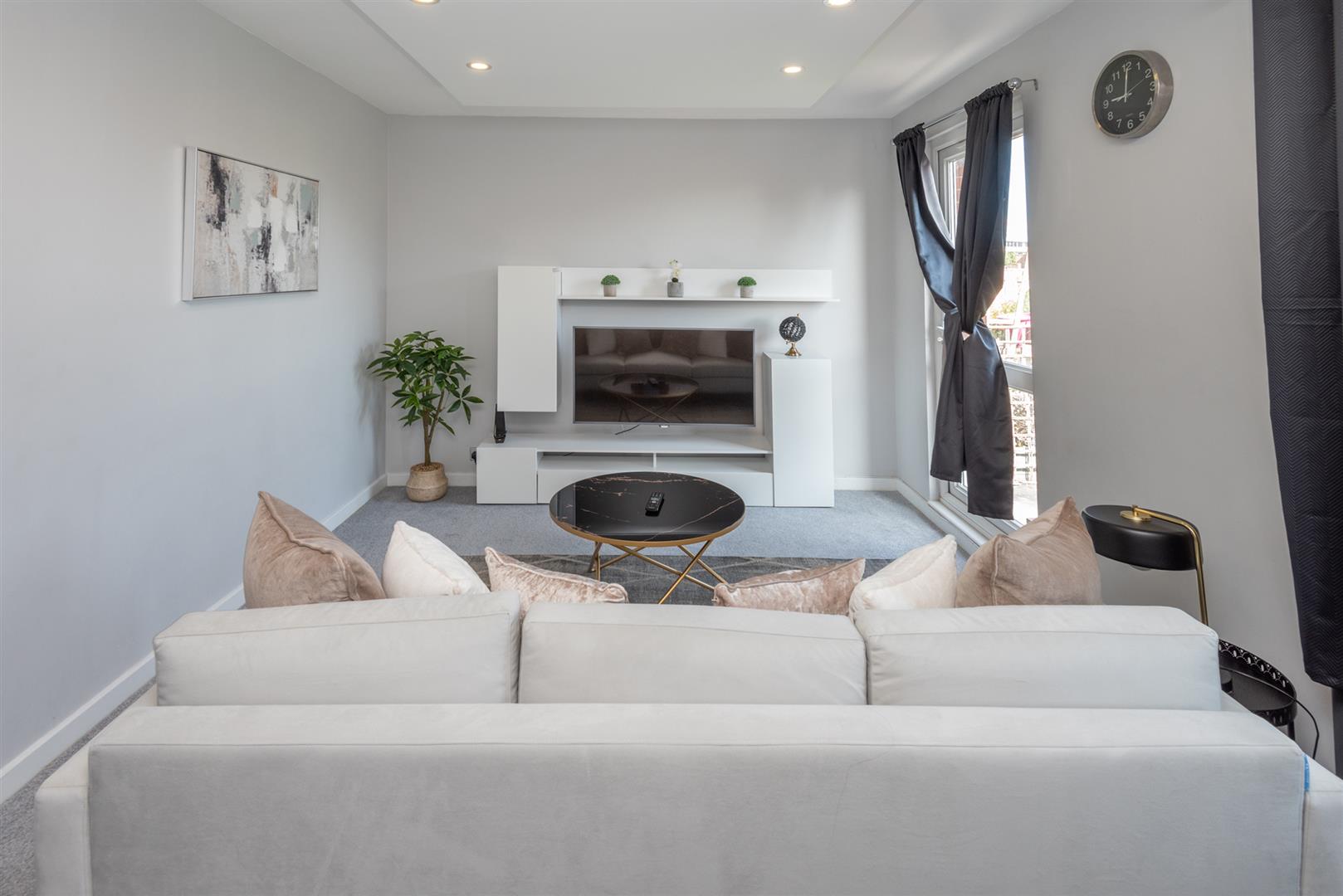Flat Crowndale Road in Greater London