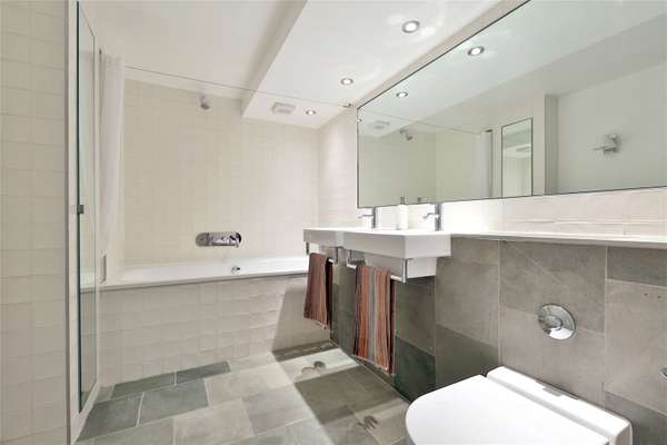 Flat Sotheby Road in Greater London
