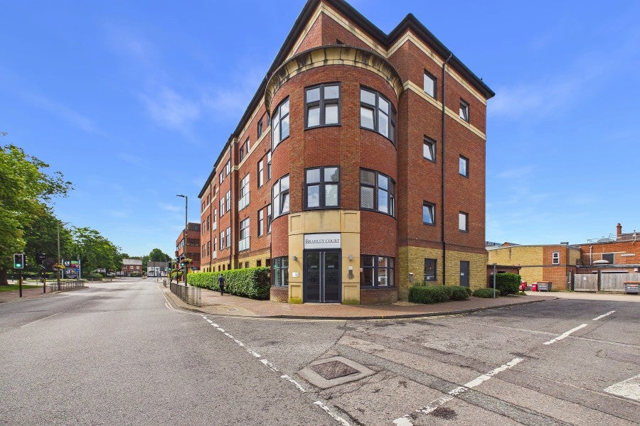 Flat Knoll Road in Surrey Heath