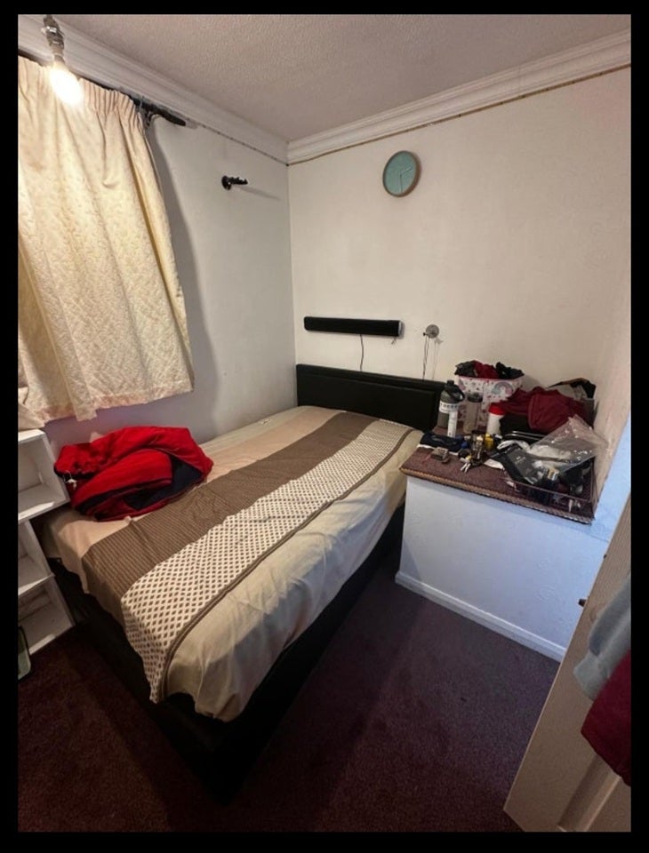 Room Frenchum Gardens in Slough