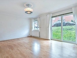 Flat Reedham Drive in Greater London