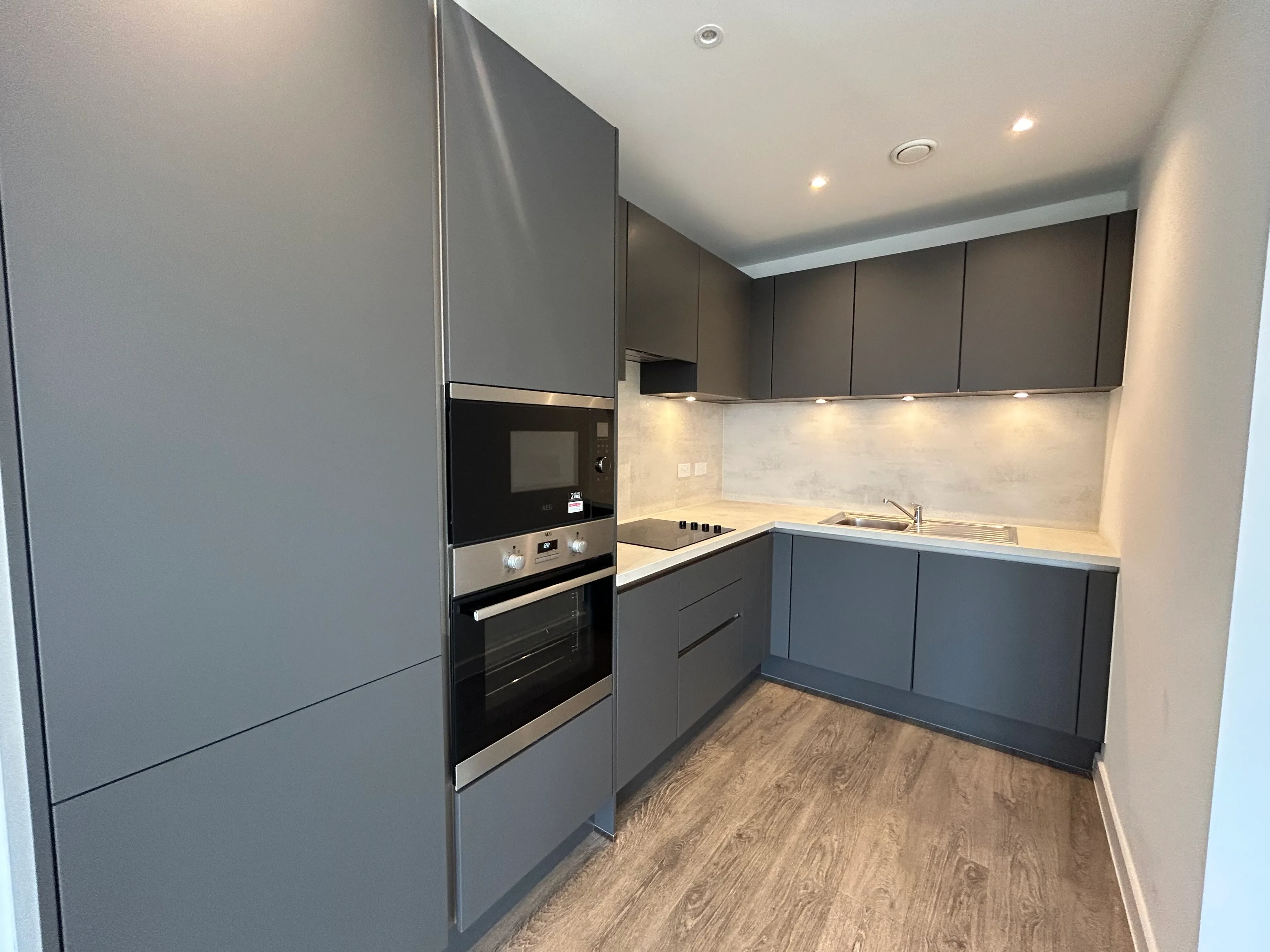 Flat Cornforth Lane in Greater London