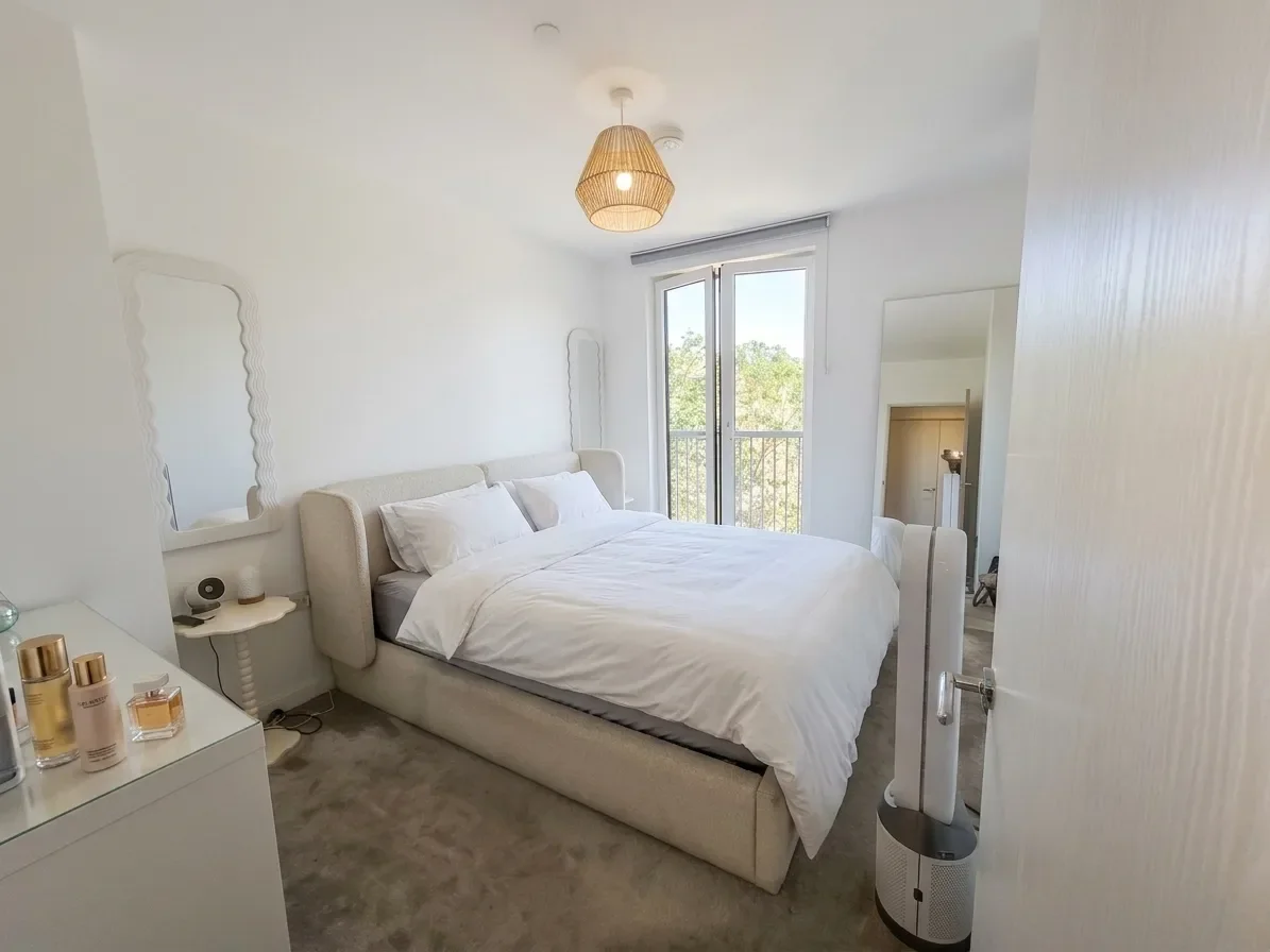 Flat Cornforth Lane in Greater London