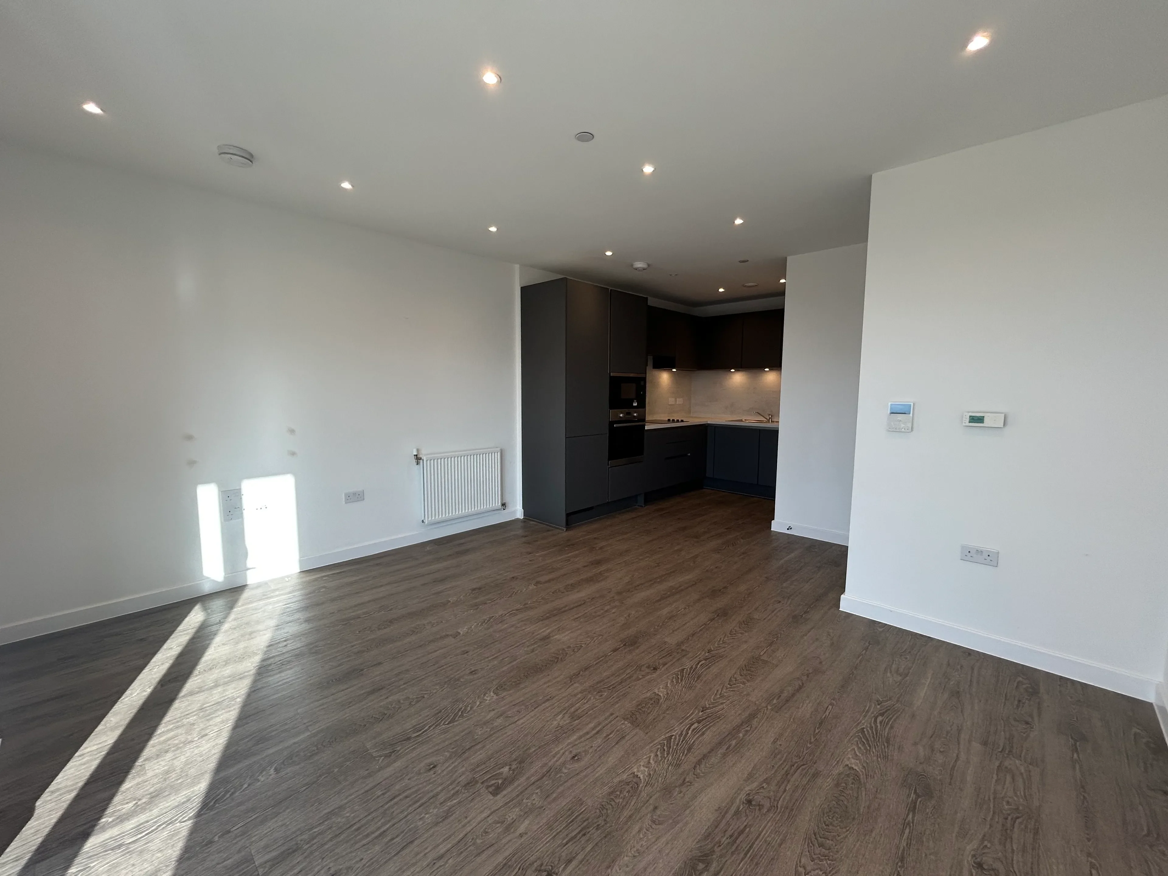 Flat Cornforth Lane in Greater London
