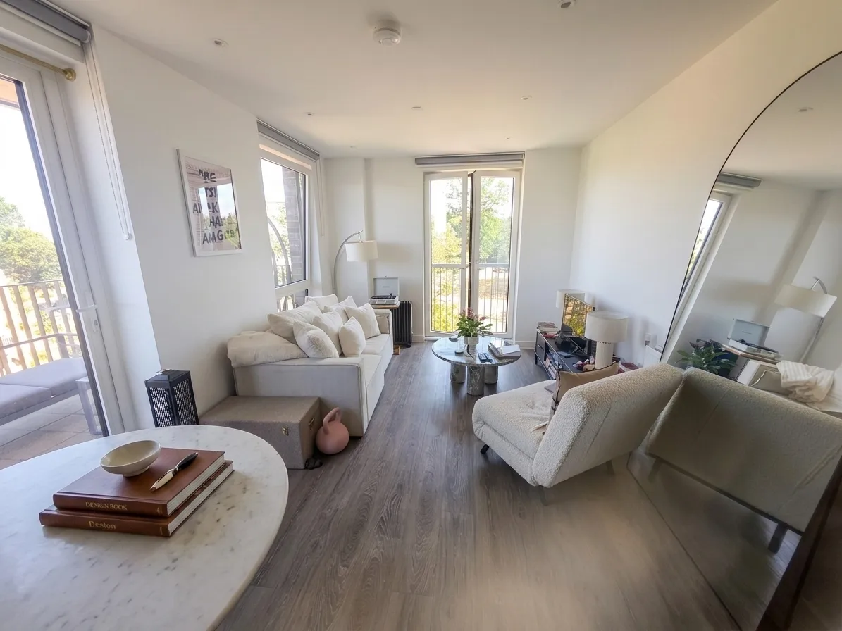 Flat Cornforth Lane in Greater London