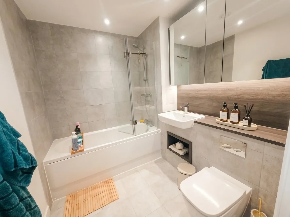 Flat Cornforth Lane in Greater London