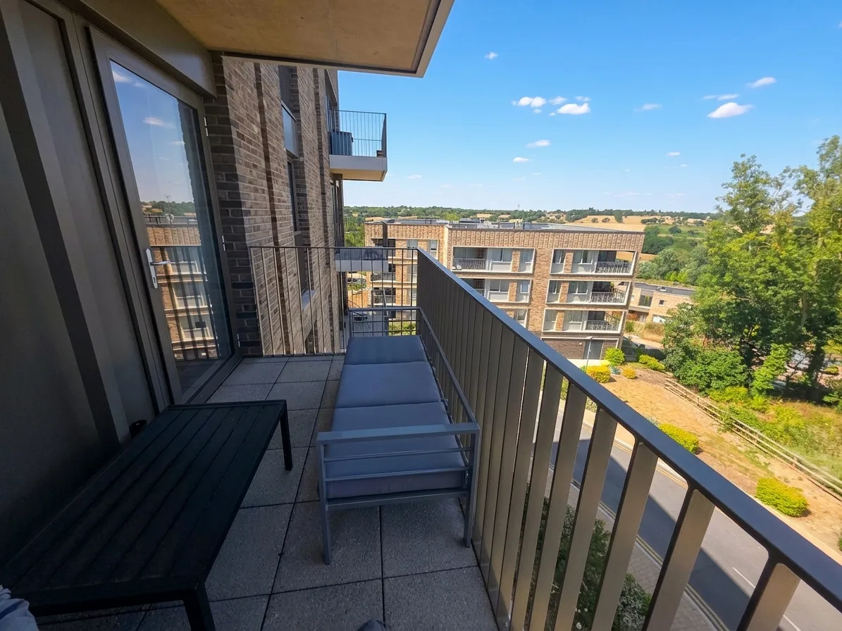 Flat Cornforth Lane in Greater London