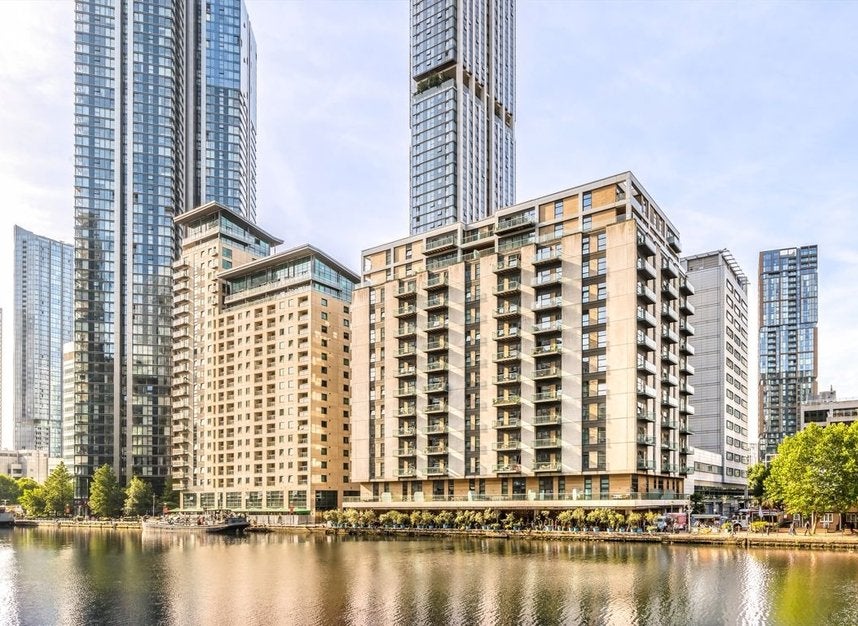 Flat Marsh Wall in Greater London