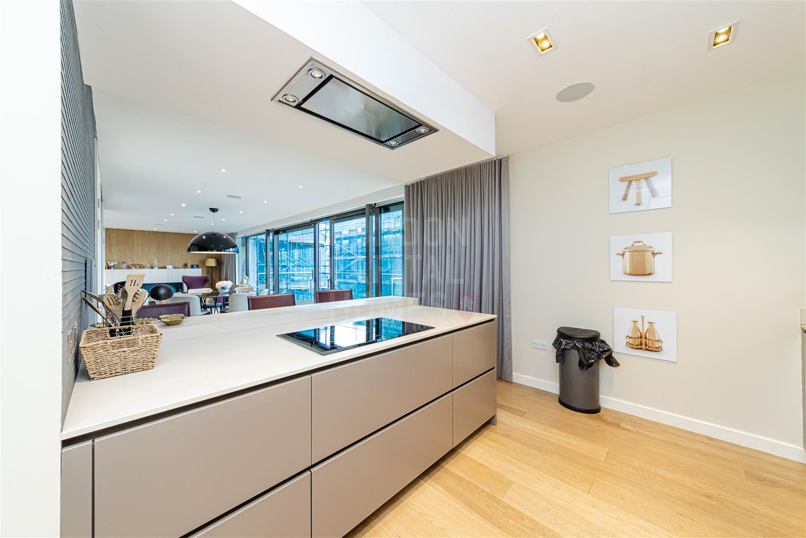 Flat Leman Street in Greater London