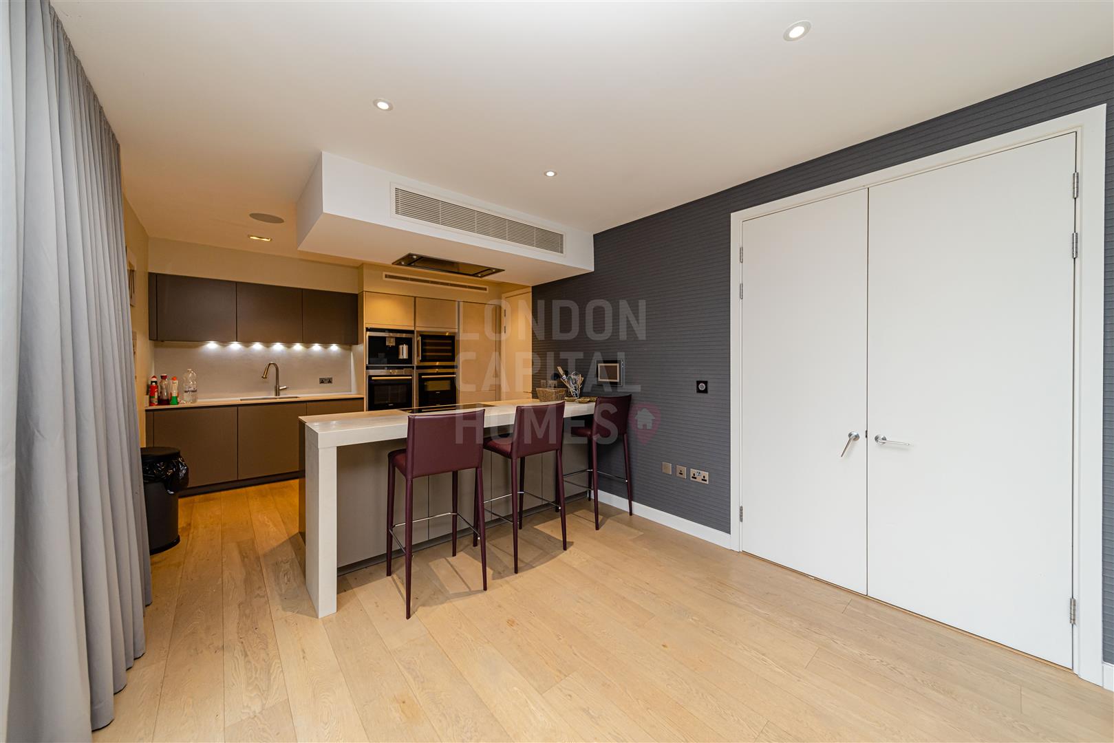 Flat Leman Street in Greater London