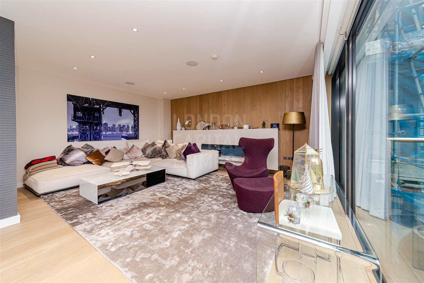 Flat Leman Street in Greater London