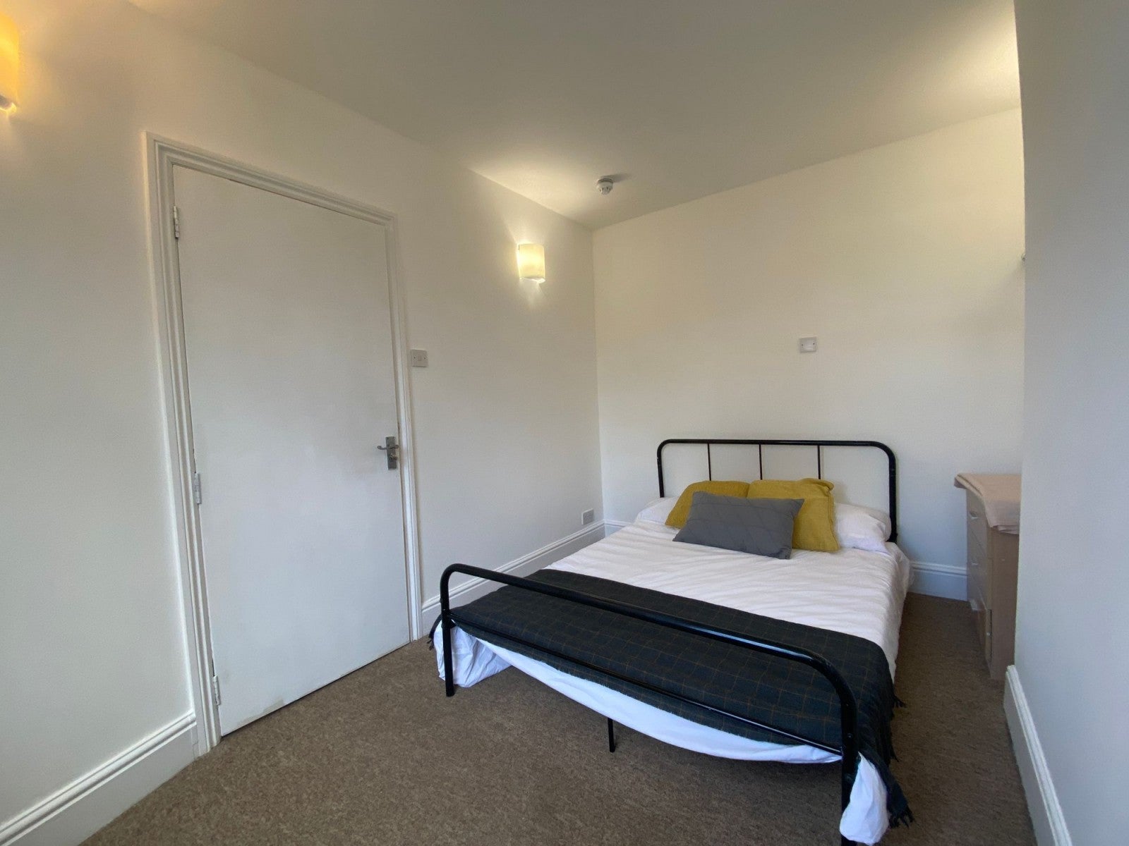 Room Hughenden Road in High Wycombe
