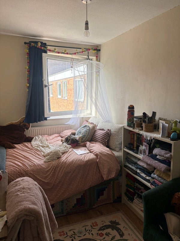 Room Burdett Road in Greater London
