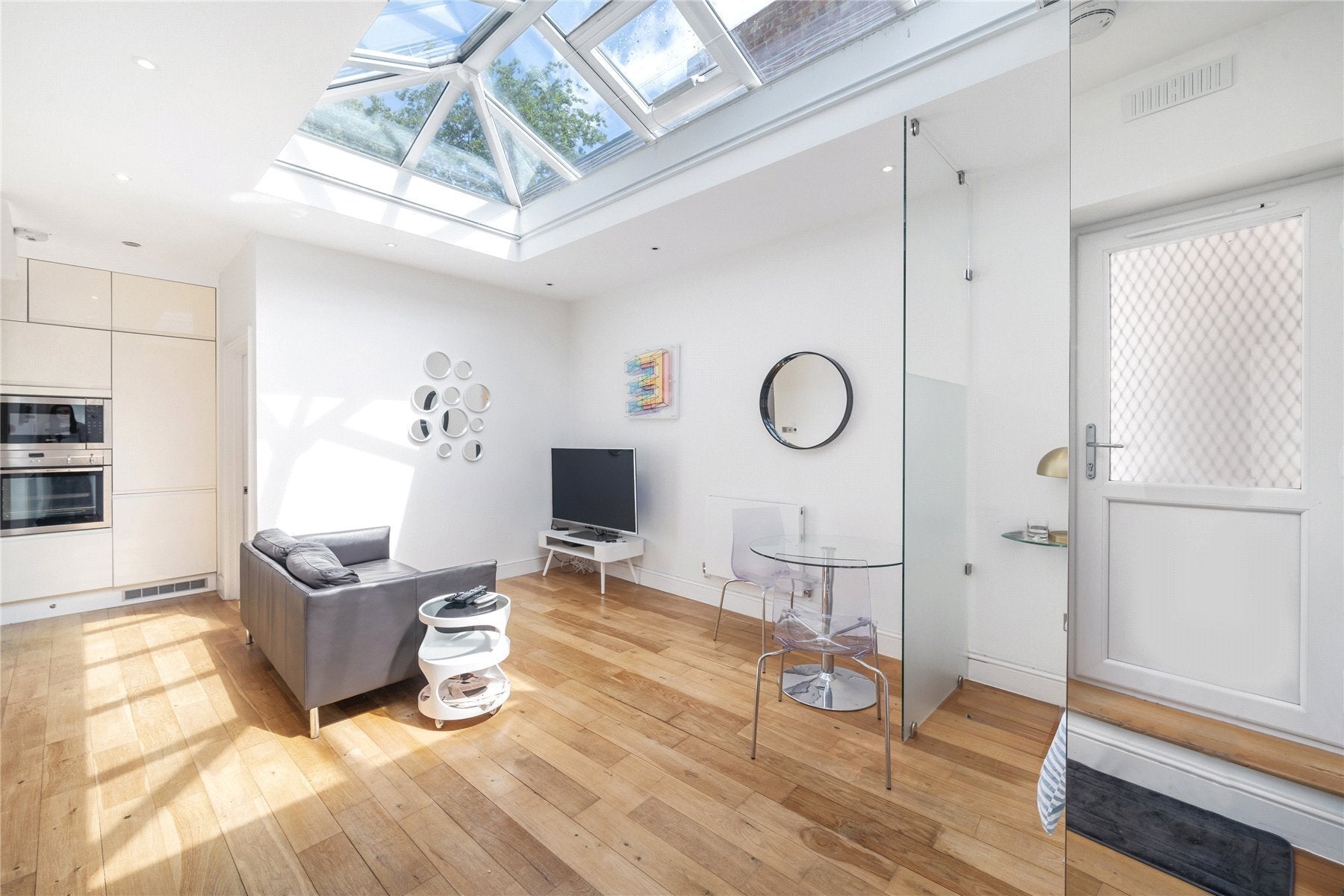 Flat Ongar Road in Greater London