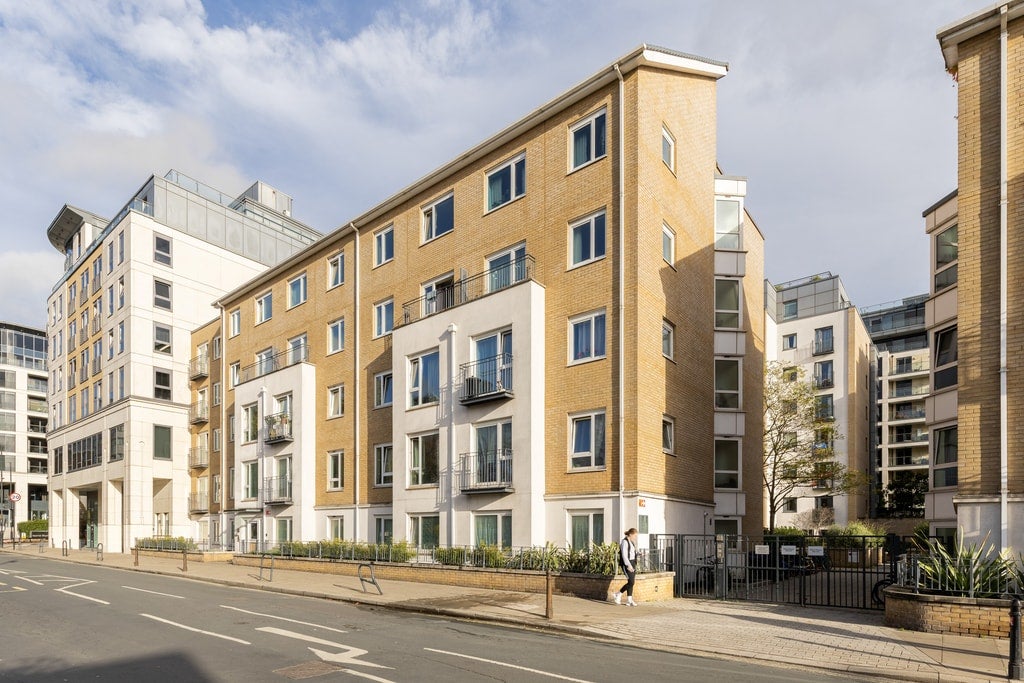 Flat Townmead Road in Greater London