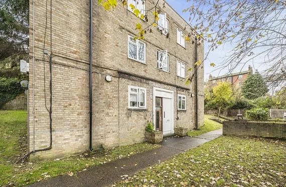 Flat Woodland Road in Greater London